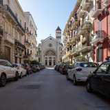 Giunti al civico 20 di via Arcivescovo Vaccaro, strada che collega il lungomare alla chiesa di San Giuseppe...